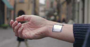 Bir adam gülmeyen kadın ve dalgalar hologram saat fütüristik ve teknolojik görünür telefon cevap vermiyor. Konsept: tatil, iletişim, Aile, teknolojisi, augmented gerçeklik ve gelecek