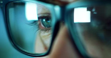 office akşamları, kontrol ve güvenlik kere görüntülendi, güvenlik, internet web uygulaması kavramı çalışırken makro gözleri sörfçü ve ofis çalışanı, sigorta komisyoncusu, işkolik, web.