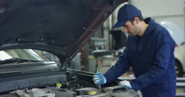 Araba servisinde uzman tamirci. Arabayı, motoru, karbüratörü kontrol ediyor. Konsept: makinelerin onarımı, hatalı tanı, onarım uzmanı, teknik bakım ve gemideki bilgisayar.