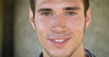 yakışıklı adam kamera bakarak ve gülümseyen video, yakın yüz portre 