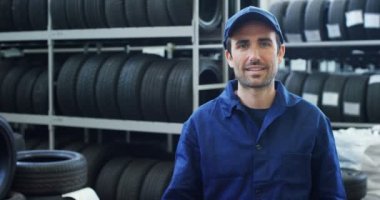 Araba Servisi, uygun uzman lastik lastik ve kauçuk güvenliği için basmak denetler. Konsept: makinelerin, tanılamada onarmak, uzman, teknik bakım ve on-board bilgisayar onarım.