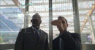 bir asansörde iki iş adamları holografi ve artırılmış gerçeklik 3d grafik finansal İktisatta görmek için kullanın. Konsept: üstün teknolojisi, işletme, ekonomi, futuristik