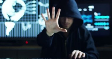 Hacker sistemi güvenlik şifresini bulmak için kodları ve numaraları kullanarak girmek için çalışır. Hacker oturum açma bilgilerini çalmak için yazılım girer. Konsept: üstün teknoloji, Artırılmış gerçeklik
