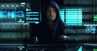 Hacker sistemi güvenlik şifresini bulmak için kodları ve numaraları kullanarak girmek için çalışır. Hacker oturum açma bilgilerini çalmak için yazılım girer. Konsept: üstün teknoloji, Artırılmış gerçeklik