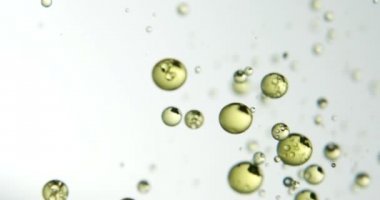 vitamin ya da sıvı vitaminler birbirleri ile karışık ve sağlıklı cilt için bir reçete oluşturmak bir araya gelip yavaş yüzen diğer parçacıklar parçacıkların