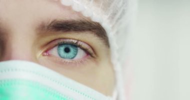 Bir doktor, cerrah, bir teknolojik inceliyor dijital holografik plaka temsil hastanın vücut, kalp akciğer, kaslar, kemikler. Konsept: Futuristik tıp, insan vücudu ve gelecek.