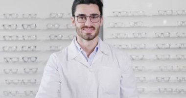 ağır çekim video optik Center'da gözlüklü adam kameraya bakarak ve mimik thumbs up 