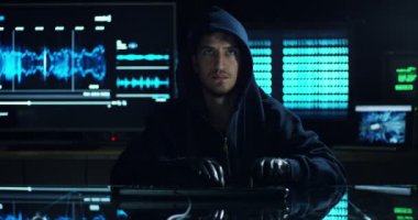 Hacker sistemi güvenlik şifresini bulmak için kodları ve numaraları kullanarak girmek için çalışır. Hacker oturum açma bilgilerini çalmak için yazılım girer. Konsept: üstün teknoloji, Artırılmış gerçeklik