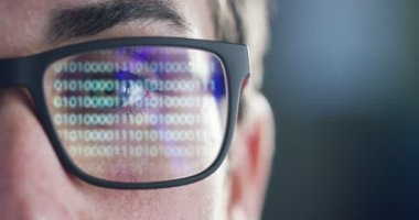 Bir erkek futuristik bir bakışla Holografi gözlük artar gerçeklik ile izliyor. Konsept: üstün teknoloji, gelecek, göz ve fütüristik görme.