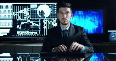 Hacker sistemi güvenlik şifresini bulmak için kodları ve numaraları kullanarak girmek için çalışır. Hacker oturum açma bilgilerini çalmak için yazılım girer. Konsept: üstün teknoloji, Artırılmış gerçeklik
