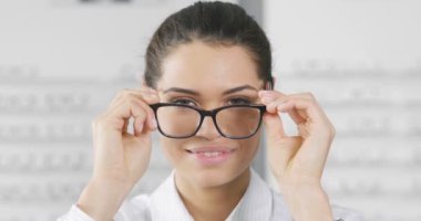 Optik merkezi optik mağazasında gözlüklü kadın video 