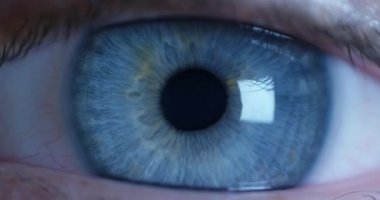 dilate öğrenci ile makro mavi göz. temiz ve berrak görünüm ve derin temizleme ve göz sağlığı için dikkat yaklaşımı gerçeklik kavramı.