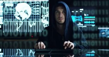 Hacker sistemi güvenlik şifresini bulmak için kodları ve numaraları kullanarak girmek için çalışır. Hacker oturum açma bilgilerini çalmak için yazılım girer. Konsept: üstün teknoloji, Artırılmış gerçeklik