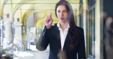 Bir iş kadını holografi ve artırılmış gerçeklik 3d grafik finansal İktisatta görmek için kullanır. Konsept: üstün teknolojisi, işletme, ekonomi, futuristik