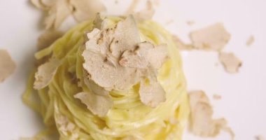 Yumurta makarna yemek, ince beyaz trüf üstüne rendelenmiş ile tipik İtalyan. Kavramı: gurme mutfağı, truffles, makarna çeşitleri, güzel yemekleri.