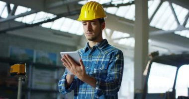 bir inşaatta bir işçi ya da bir mühendis veya mimar tasarım ve yüksek enerji tasarrufu ile Bina İnşaatı denetler. Konsept: İnşaat, mühendislik, tasarım işçi,.