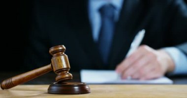 Açık artırma veya avukat veya Noterler tokmak Yargıç sigorta tazminat veya ceza davaları ile sahne.