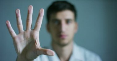Biyometrik parmak izi tarayıcısının gelecekteki dijital işlemcisi. Dijital programların izlenmesi ve güvenlik taraması ve parmak izi biyometrisi kavramı. Siber gelecekçi uygulamalar.