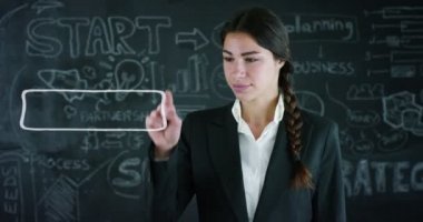 parmak hologram düğme simgesi ile dokunan iş kadını video, planlama 