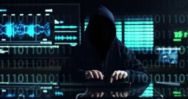 Hacker sistemi güvenlik şifresini bulmak için kodları ve numaraları kullanarak girmek için çalışır. Hacker oturum açma bilgilerini çalmak için yazılım girer. Konsept: üstün teknoloji, Artırılmış gerçeklik