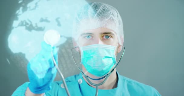 Lekarz Chirurg Bada Technologii Cyfrowych Holograficzne Płyty Reprezentowane Ciała Pacjenta — Wideo stockowe