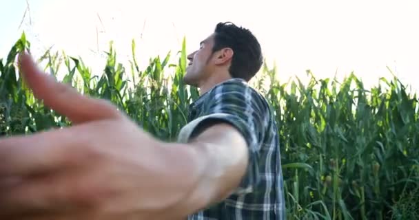 Retrato Belo Jovem Agricultor Estudante Trabalhando Campo Com Trator Sorridente — Vídeo de Stock