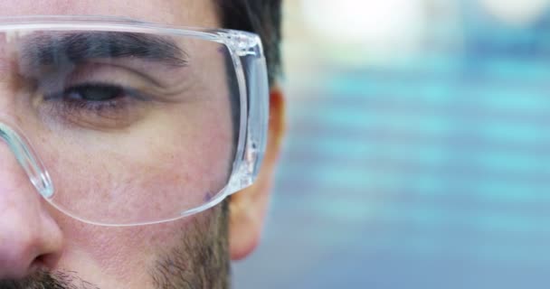 男の腕時計ホログラフィーで未来メガネ拡張現実感 — ストック動画