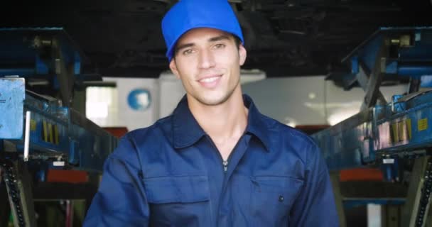 Einer Autoreparaturwerkstatt Zeigt Ein Mechaniker Nach Dem Einräumen Des Autos — Stockvideo