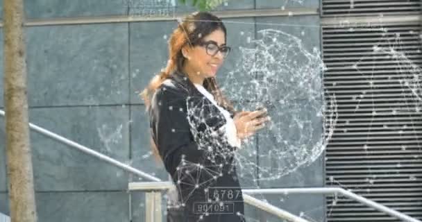 Retrato Futurista Una Mujer Negocios Estudiante Traje Gafas Utiliza Holograma — Vídeo de stock