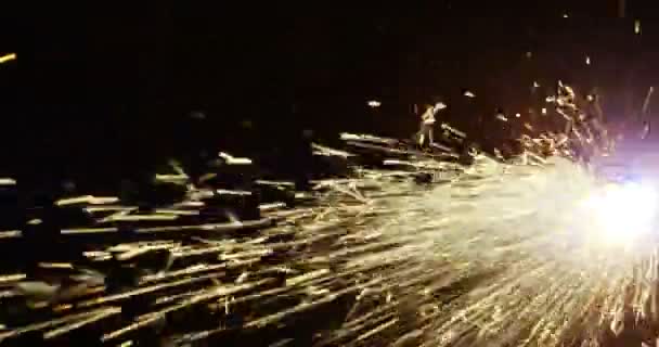 Слюсар Лазерними Розрізами Половині Листа Сталі Викликає Іскри Лазерне Тепло — стокове відео
