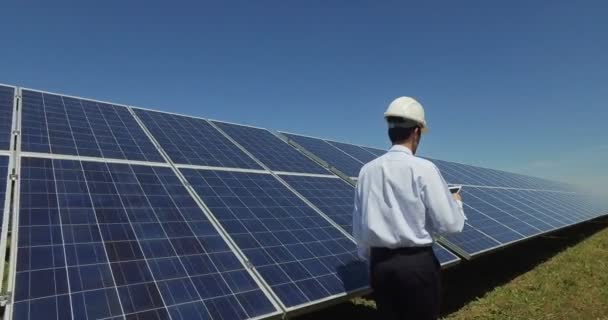 Vista Trasera Del Hombre Negocios Caminando Paneles Solares Ecológicos Con — Vídeos de Stock