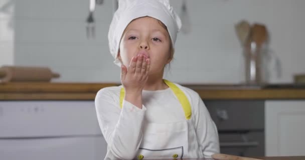 厨房里一个小女孩打扮成专业厨师的肖像 烹饪学校 — 图库视频影像