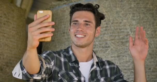 Yakışıklı Genç Bir Çiftçi Öğrenci Bir Gömlek Bir Mesaj Selfie — Stok video
