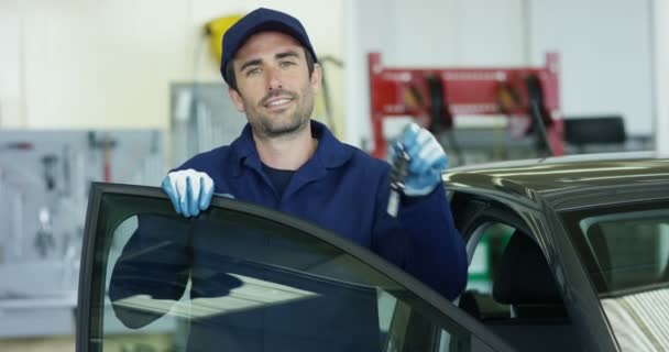 Retrato Joven Mecánico Coches Centro Cuidado Coches Con Llaves Las — Vídeos de Stock