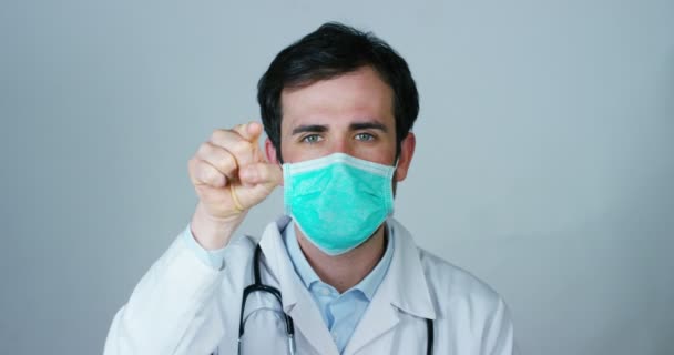 Médico Joven Hermoso Una Biblioteca Sonriendo Feliz Sosteniendo Libros Después — Vídeos de Stock