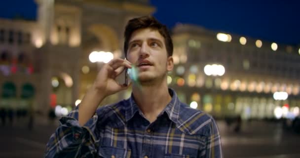 Homme Regarde Nuit Ville Milan Italie Beau Jeune Homme Affaires — Video