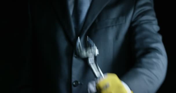 Muž Oblečený Obleku Kravatě Ukazující Klíč Mechanik Koncepce Pojištění Motorových — Stock video