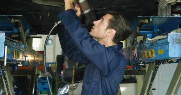 在修车车库 一名机修工在安顿车后显示 车已经准备好启动 未来钥匙 协助和客户关怀 — 图库视频影像