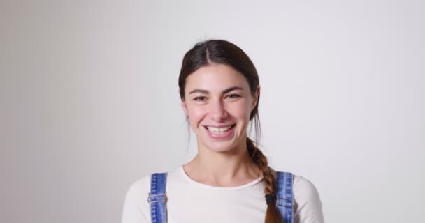 Retrato Uma Garota Que Acabou Comprar Uma Casa Está Mudando — Vídeo de Stock