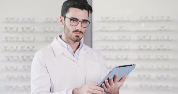 Vídeo Câmera Lenta Médico Vestindo Óculos Centro Óptico Navegando Tablet — Vídeo de Stock