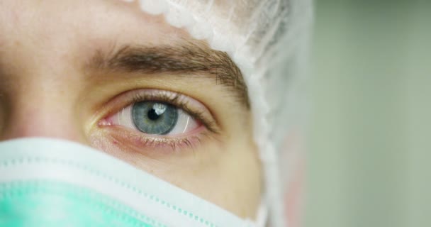 Medico Chirurgo Esamina Una Piastra Olografica Digitale Tecnologica Che Rappresenta — Video Stock
