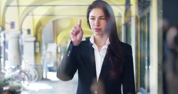 Une Femme Affaires Utilise Holographie Réalité Augmentée Pour Voir Économie — Video