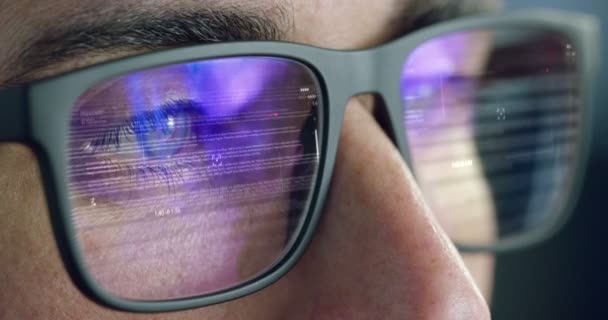 ホログラフィでメガネ拡張現実感未来的な外観を持つ時計します コンセプト 没入型技術は そして未来のビジョン — ストック動画