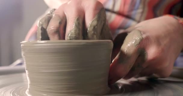 専門家のポッター 彼を作成します粘土と彼の手を美しい花瓶彼の研究室で 職人は 彼の手で芸術作品を作成します — ストック動画