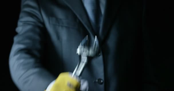 Чоловік Одягнений Костюм Краватку Показує Механізм Ключа Концепція Автострахування Механіка — стокове відео