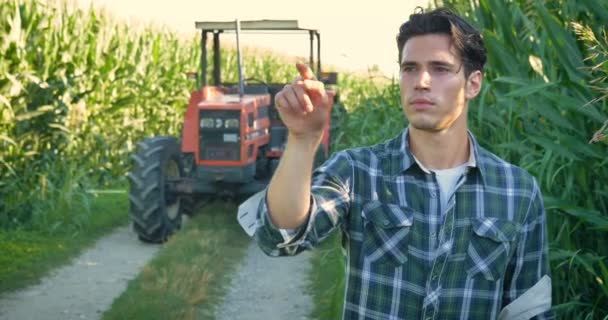 Güzel Genç Çiftçi Öğrenci Alan Traktör Seçer Hologram Simgeler Mutlu — Stok video