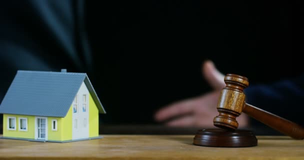 Hand Shake Auction Scene Lawyers Notaries Gavel Judge Insurance Compensation — Stock Video