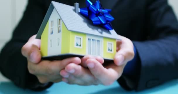 出租或购买房子 保险公司或房地产经纪人的手展示房子与房子钥匙 — 图库视频影像