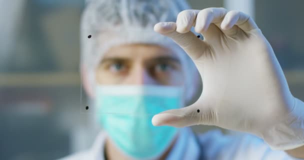 Lékař Chirurg Zkoumá Technologické Digitální Holografický Štítek Představoval Tělo Pacienta — Stock video