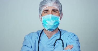 Kitaplığa bir arama yaptıktan sonra ve eğitim sonra mutlu ve tutan kitaplar gülümseyen genç ve güzel bir doktor. Konsept: eğitim, portre, Kütüphane ve tıbbi bakım ve refah